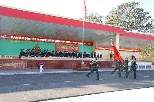 Các đơn vị thực hiện duyệt đội ngũ tại Lễ ra quân huấn luyện Học viện Lục quân năm 2025
