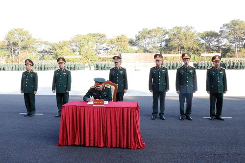 Các phòng, khoa thực hiện ký kết giao ước thi đua dưới sự chứng kiến của Trung tướng Đỗ Minh Xương, Giám đốc Học viện Lục quân