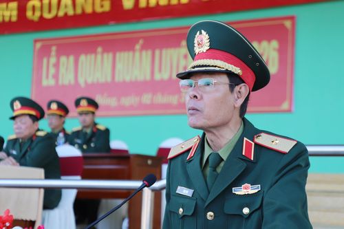 Thiếu tướng Tống Phú, Phó Giám đốc Học viện phát biểu, giao nhiệm vụ huấn luyện