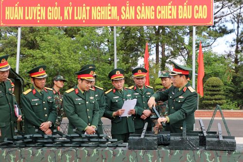 Lãnh đạo Học viện Lục quân kiểm tra các mô hình, học cụ, giáo án tại Lễ ra quân huấn luyện năm 2026