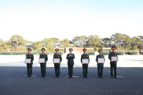 Trung tướng Đỗ Minh Xương, Giám đốc Học viện Lục quân tặng bằng khen tới 6 tập thể có thành tích trong thực hiện đợt thi đua đột kích