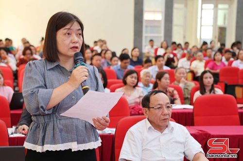 Cử tri xã Quỳnh Nhai kiến nghị tại hội nghị.