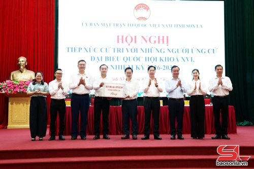 Lãnh đạo Tỉnh ủy, UBND, Ủy ban MTTQ Việt Nam tỉnh tặng quà cho xã Quỳnh Nhai và Mường Sại. 