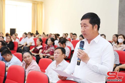 Cử tri xã Quỳnh Nhai kiến nghị tại hội nghị.