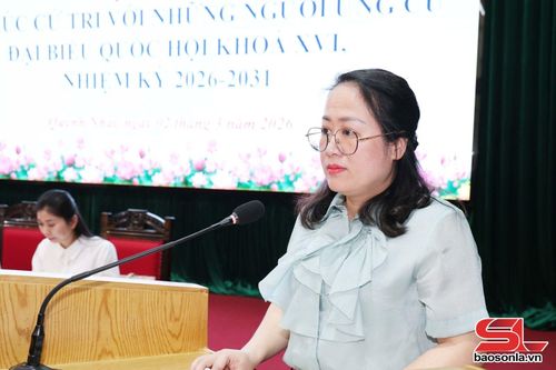 Ứng cử viên Sa Thị Thanh Duyên trình bày chương trình hành động tại hội nghị.