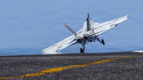 Tiêm kích F/A-18E Super Hornet chuẩn bị cất cánh từ boong tàu sân bay lớp Nimitz của Hải quân Mỹ, USS Abraham Lincoln, để hỗ trợ cuộc tấn công vào Iran từ một địa điểm không được tiết lộ, ngày 2/3. Ảnh: Reuters.