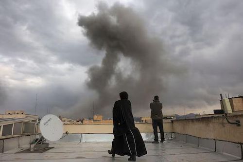 Khói bốc lên sau một vụ nổ ở Tehran vào thứ Hai. Ảnh: Reuters.