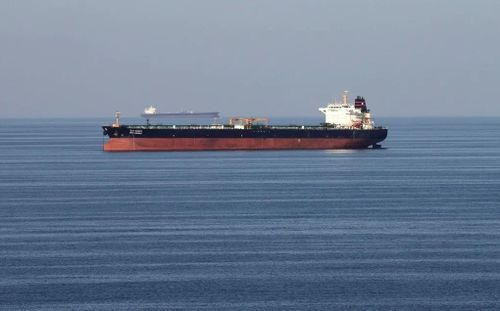 Tàu dầu đi qua Eo biển Hormuz. Ảnh: Reuters.