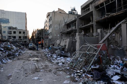  Khung cảnh hoang tàn tại Tehran sau đợt tấn công của Israel và Mỹ. Ảnh: Reuters.