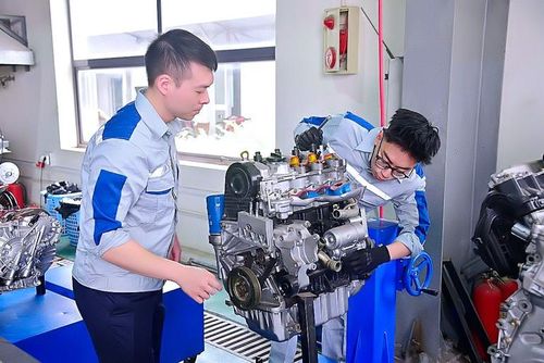 Phát triển kinh tế tri thức gắn với việc vừa học tập, vừa làm việc và đổi mới sáng tạo.