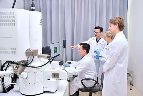 Nghiên cứu khoa học là một trong những thành tố góp phần định vị nền kinh tế tri thức. (Ảnh: VHL)