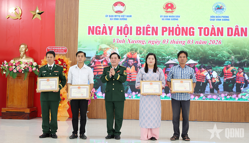 Đại tá Nguyễn Văn Hiệp, Phó chính ủy Bộ Chỉ huy Quân sự tỉnh, Chính ủy Ban Chỉ huy Bộ đội Biên phòng tỉnh An Giang trao khen thưởng các tập thể, cá nhân