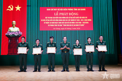  Đại tá Lê Hoàng Việt, Phó chính ủy Ban chỉ huy Bộ đội Biên phòng tỉnh trao thưởng các tập thể và cá nhân có thành tích tiêu biểu, xuất sắc. 