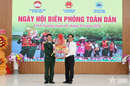  Đồng chí Trần Hòa Hợp, Bí thư Đảng ủy, Chủ tịch HĐND xã Vĩnh Xương tặng quà cán bộ, chiến sĩ Đồn Biên phòng cửa khẩu quốc tế Vĩnh Xương. 