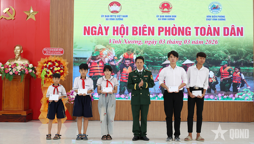 Đồn Biên phòng cửa khẩu quốc tế Vĩnh Xương tặng quà học sinh trong chương trình “Nâng bước em tới trường”, mô hình “Con nuôi Đồn Biên phòng”.