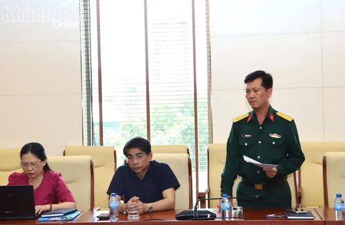 Lãnh đạo Bộ Chỉ huy Quân sự tỉnh báo cáo một số nội dung tại hội nghị.