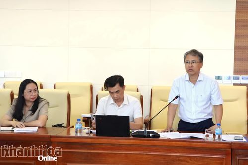 Đồng chí Trần Hòa Nam báo cáo một số nội dung tại hội nghị.