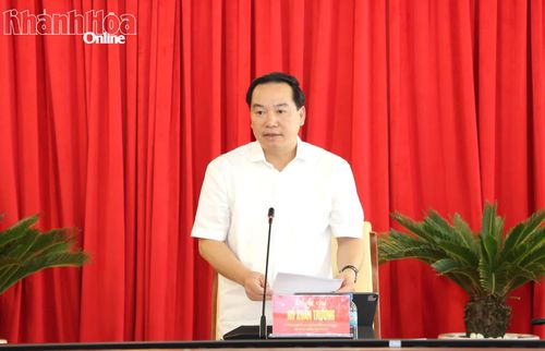 Phó Bí thư Thường trực Tỉnh ủy Hồ Xuân Trường phát biểu kết luận hội nghị.