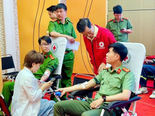 Ông Nguyễn Quang Minh, Chủ tịch Hội CTĐ tỉnh Lâm Đồng thăm hỏi, động viên người hiến máu tình nguyện