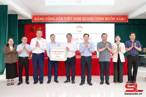 Lãnh đạo Tỉnh ủy, UBND, Ủy ban MTTQ Việt Nam tỉnh tặng quà cho xã Mường Bú và Chiềng Hoa.