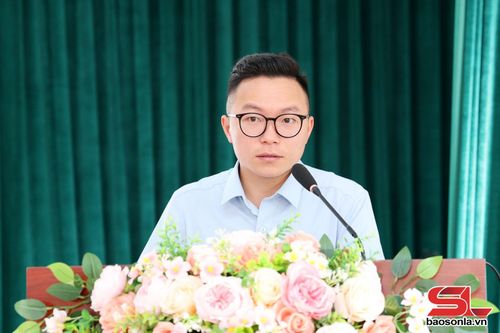 Ứng cử viên Thào A Tùng trình bày chương trình hành động tại hội nghị.
