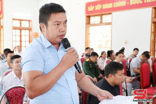 Cử tri xã Mường Bú kiến nghị tại hội nghị.