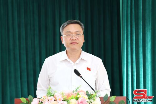 Ứng cử viên Quàng Văn Hương trình bày chương trình hành động tại hội nghị.