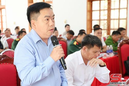  Cử tri xã Chiềng Hoa kiến nghị tại hội nghị.