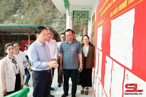 Các đồng chí lãnh đạo tỉnh kiểm tra công tác chuẩn bị bầu cử tại xã Mường Bú.