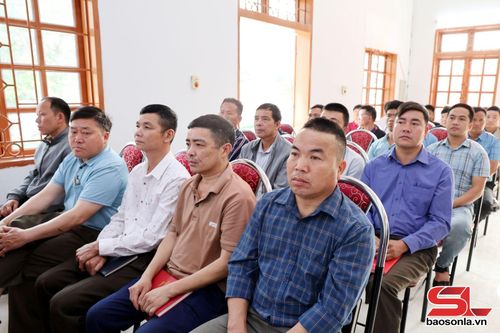 Các cử tri dự hội nghị.