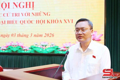 Ứng cử viên Quàng Văn Hương trình bày chương trình hành động.