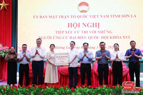 Lãnh đạo Tỉnh ủy, UBND, Ủy ban MTTQ Việt Nam tỉnh tặng quà cho xã Mường La và Chiềng Lao.
