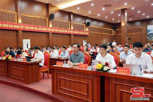 Các đại biểu và cử tri dự hội nghị.