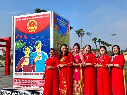 Hình ảnh và thông tin tuyên truyền về ngày bầu cử được đặt tại các địa điểm trung tâm, tạo không khí sôi động, phấn khởi về Ngày hội lớn trong nhân dân tỉnh Quảng Trị. Ảnh: Khánh Trinh