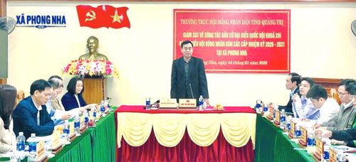 Phó Bí thư Tỉnh ủy, Chủ tịch HĐND tỉnh Đăng Quang, Chủ tịch Ủy ban Bầu cử tỉnh Quảng Trị tại buổi giám sát về công tác bầu cử tại xã Phong Nha. Ảnh: N.L