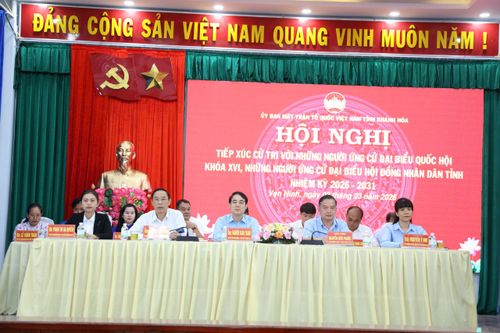 Người ứng cử lắng nghe ý kiến cử tri