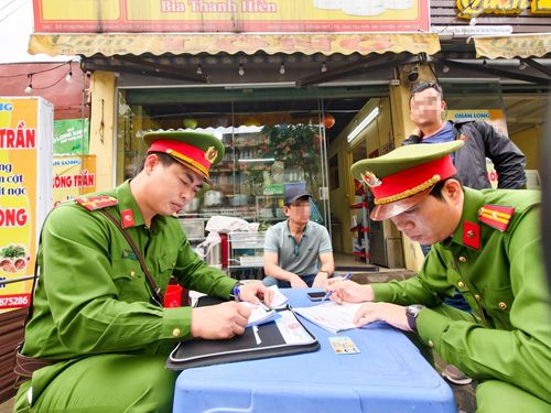 Công an phường Láng kiểm tra, lập biên bản xử lý vi phạm trật tự đô thị tại một hộ kinh doanh dọc tuyến Huỳnh Thúc Kháng kéo dài.
