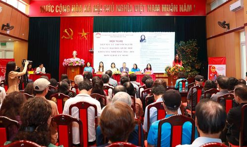 Các ứng cử viên đại biểu Quốc hội khóa XVI - Đơn vị bầu cử số 3 thành phố Hà Nội tiếp xúc cử tri báo cáo chương trình hành động và thực hiện vận động bầu cử. Ảnh: Hiền Thu