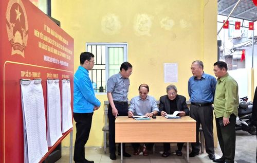 Các thành viên Tổ bầu cử số 10 - phường Hoàng Mai trao đổi về công tác bầu cử. Ảnh: Hiền Chi