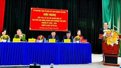 Ứng viên Nguyễn Văn Hải - Phó Bí thư Đảng ủy, Chủ tịch UBND phường trình bày chương trình hành động nếu được trúng cử đại biểu HĐND phường Phú Diễn nhiệm kỳ 2026 - 2031. Ảnh: Nam Du