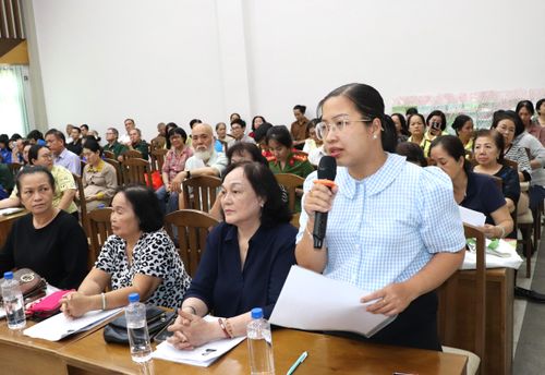 Cử tri phường Xóm Chiếu nêu ý kiến tại buổi tiếp xúc cử tri chiều 4-3. Ảnh: THÁI PHƯƠNG