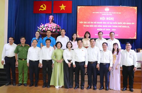 Các ứng cử viên tại buổi tiếp xúc cử tri phường Xóm Chiếu chiều 4-3. Ảnh: THÁI PHƯƠNG