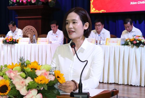 Giảng viên cao cấp Trần Thị Kim Oanh trình bày chương trình hành động. Ảnh: THÁI PHƯƠNG