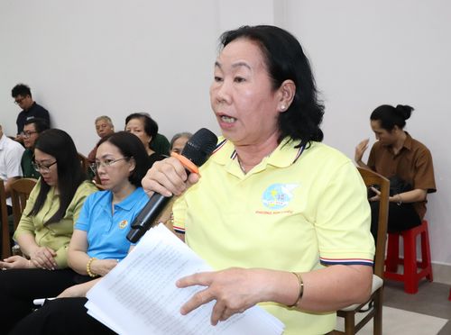 Cử tri phường Xóm Chiếu nêu ý kiến tại buổi tiếp xúc cử tri chiều 4-3. Ảnh: THÁI PHƯƠNG