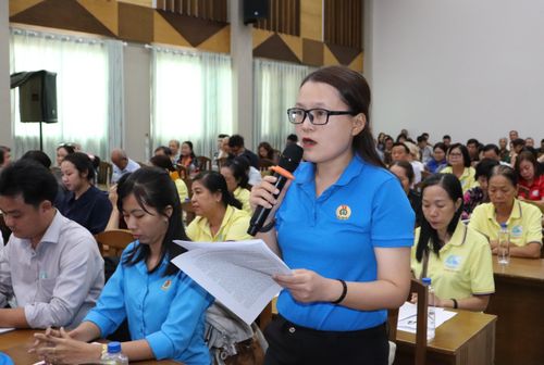 Cử tri phường Xóm Chiếu nêu ý kiến tại buổi tiếp xúc cử tri chiều 4-3. Ảnh: THÁI PHƯƠNG