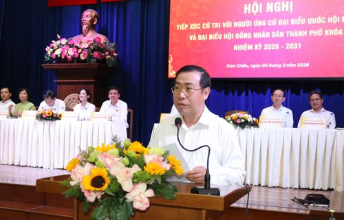 Phó Trưởng Ban Pháp chế HĐND TPHCM Lê Minh Đức trình bày chương trình hành động. Ảnh: THÁI PHƯƠNG