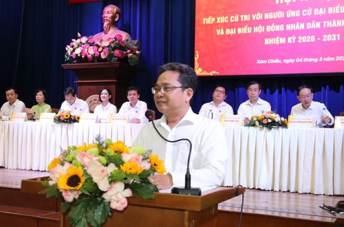 Ông Phạm Minh Tuấn, Phó Chủ tịch Ủy ban MTTQ Việt Nam TPHCM, trình bày chương trình hành động. Ảnh: THÁI PHƯƠNG