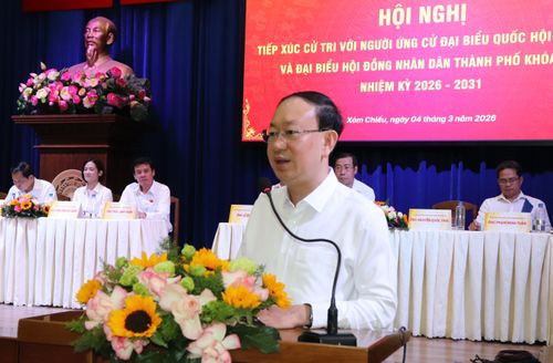Ông Nguyễn Quốc Thái, Bí thư Đảng ủy, Chủ tịch HĐND phường Xóm Chiếu tiếp thu các ý kiến của cử tri. Ảnh: THÁI PHƯƠNG