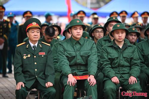 Thiếu tướng Đào Văn Nhận thông tin, năm nay, toàn thành phố Hà Nội có hơn 4.700 công dân lên đường nhập ngũ, trong đó có 2.428 công dân xung phong viết đơn tình nguyện nhập ngũ (chiếm hơn 60%). Năm nay, công dân nhập ngũ có trình độ đại học, cao đẳng, trung học chuyên nghiệp đạt 30%, có 164 công dân là đảng viên, có gần 2.300 người được bồi dưỡng lớp đối tượng Đảng.