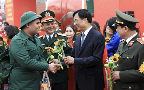 Bí thư Thành ủy Hà Nội Nguyễn Duy Ngọc tặng hoa động viên tân binh lên đường nhập ngũ.
